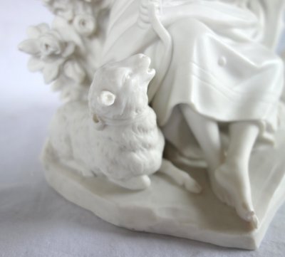 Sèvres : scène galante du XVIIIe siècle - la leçon de flûte, groupe en biscuit - signé