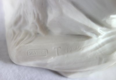 Sèvres : scène galante du XVIIIe siècle - la leçon de flûte, groupe en biscuit - signé