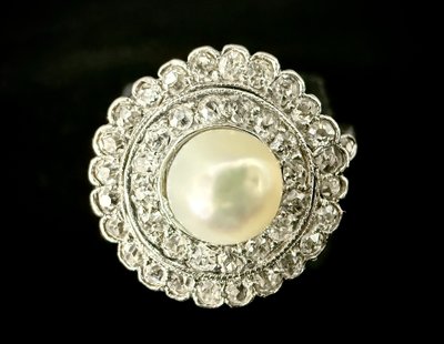 Ring aus Platin mit einer feinen Perle und Diamanten