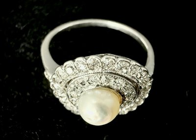 Ring aus Platin mit einer feinen Perle und Diamanten