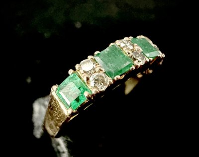 Bague sertie d'émeraudes et brillants