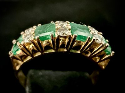 Bague sertie d'émeraudes et brillants