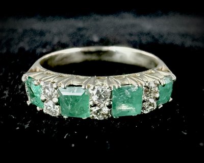 Bague sertie d'émeraudes et brillants