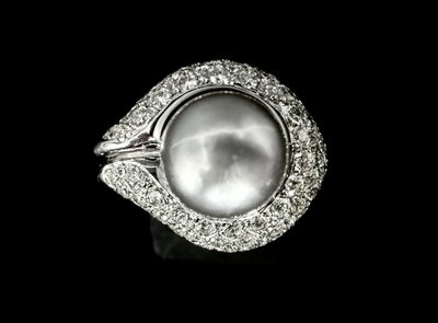 Bague or blanc sertie d'une perle et 2 carats de brillants