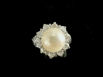 Gold ring set with a pearl and diamonds