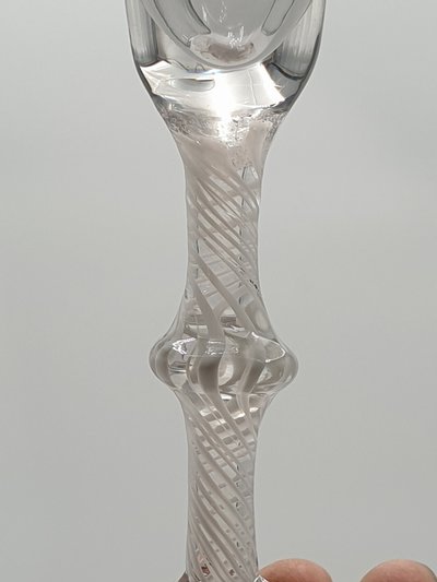 Verre à vin Anglais à pied du  XVIIIe Siècle vers 1750/70 Pied à spirales blanches multiples - 17 cm