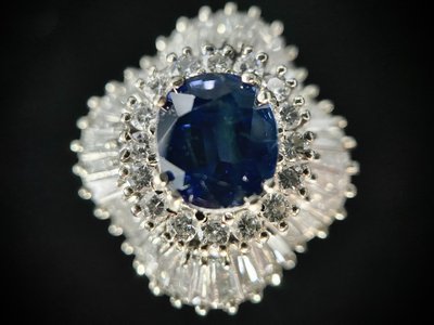 Bague Jupe sertie d'un saphir et de diamants
