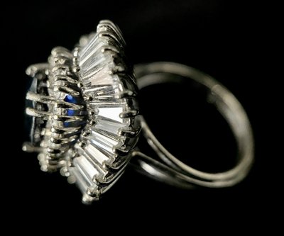 Bague Jupe sertie d'un saphir et de diamants