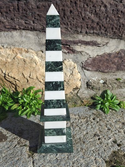Obelisco in marmo