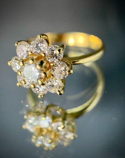 Marguerite" ring in yellow gold set with diamonds