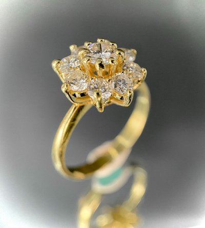 Marguerite" ring in yellow gold set with diamonds