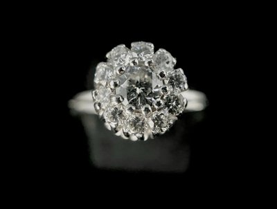 Ring aus Weißgold mit Diamanten