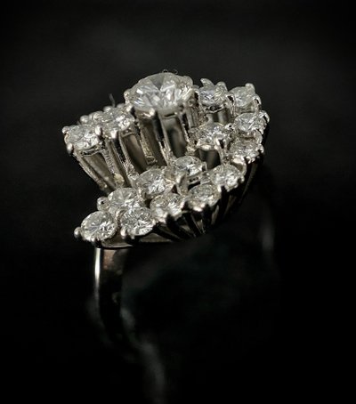 Bague or blanc sertie de brillants