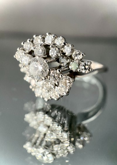 Bague or blanc sertie de brillants