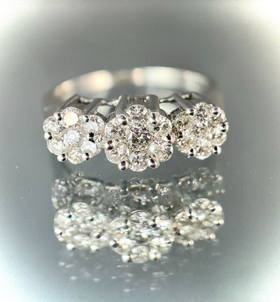 Bague or blanc sertie de brillants