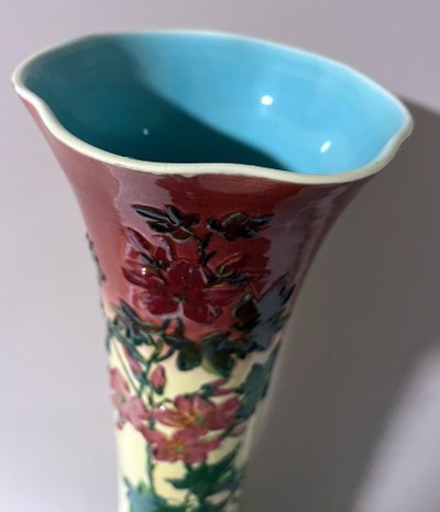 Vase Sarreguemines ( modèle 9848) motifs floraux 1830