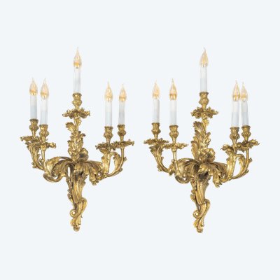 Coppia di grandi appliques a cinque luci in stile Luigi XV, in ormeggio, 1890-1900 ca.