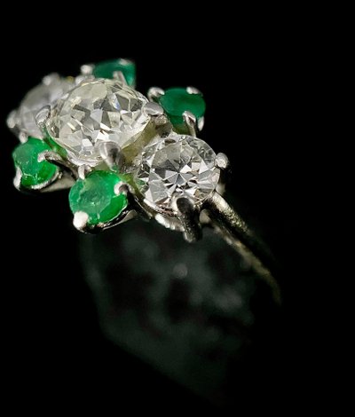 Bague or blanc sertie de diamants et émeraudes