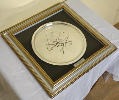 Werk von Salvador Dalí - "Atletica" - Gerahmter Siebdruckteller mit Zertifikat