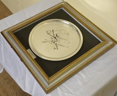 Werk von Salvador Dalí - "Atletica" - Gerahmter Siebdruckteller mit Zertifikat