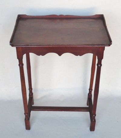 Table d'appoint Louis XIV en noyer.