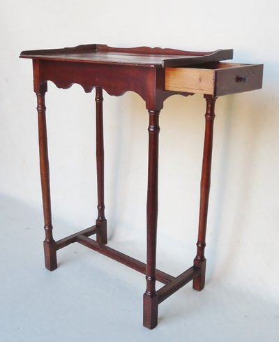 Table d'appoint Louis XIV en noyer.