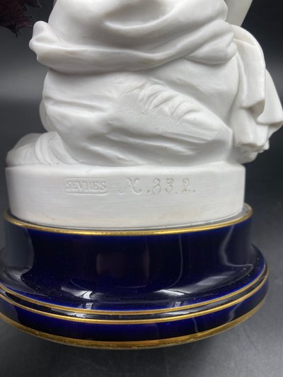 Due biscuit in porcellana di Sèvres, Amore (Eros) e la Ninfa (Psiche), da Falconet