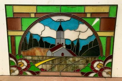 Vetrata Art Déco raffigurante il campanile di una chiesa, XX secolo