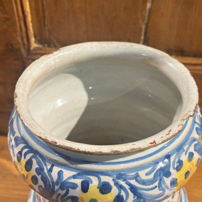 Pot d'apothicaire Albarello de Faenza, XVIIe siècle. Dimensions : hauteur 17 cm, diamètre 10 cm.