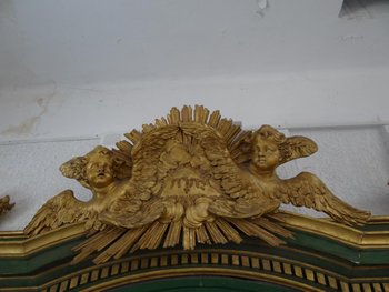 Baroque gilded lacquered wood altar from the 18th century