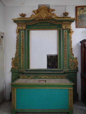 Baroque gilded lacquered wood altar from the 18th century