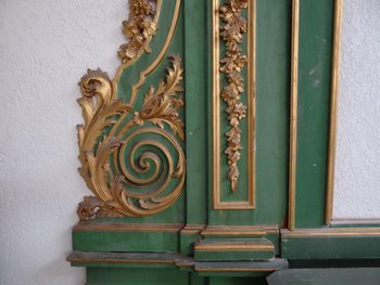 Baroque gilded lacquered wood altar from the 18th century