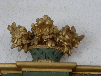 Baroque gilded lacquered wood altar from the 18th century
