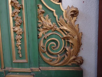 Baroque gilded lacquered wood altar from the 18th century
