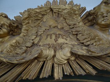 Baroque gilded lacquered wood altar from the 18th century