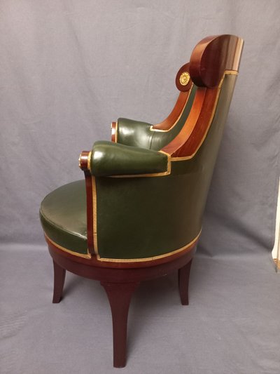 Large fauteuil de bureau garni de cuir