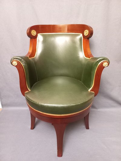 Large fauteuil de bureau garni de cuir
