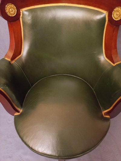 Large fauteuil de bureau garni de cuir