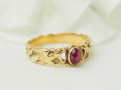 Antique ring in yellow gold and cabochon ruby