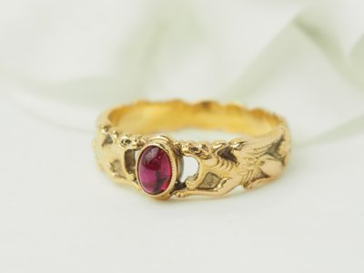 Antique ring in yellow gold and cabochon ruby