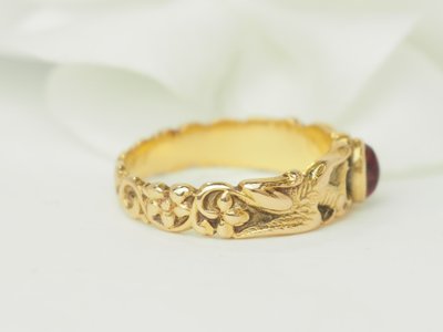 Antique ring in yellow gold and cabochon ruby