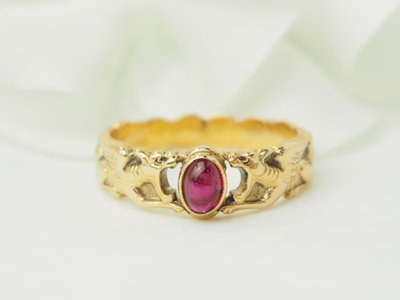 Antique ring in yellow gold and cabochon ruby