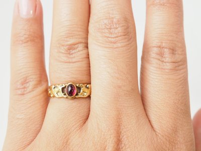 Antique ring in yellow gold and cabochon ruby