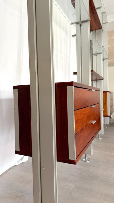 Modulares Regalsystem oder Raumteiler aus Metall und Holzfurnier