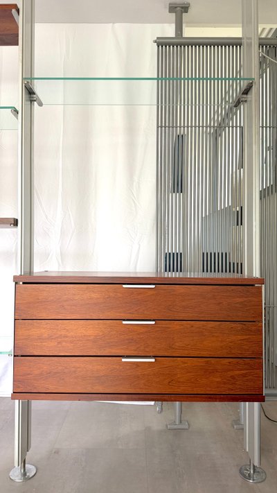 Modulares Regalsystem oder Raumteiler aus Metall und Holzfurnier