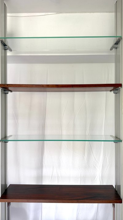 Modulares Regalsystem oder Raumteiler aus Metall und Holzfurnier