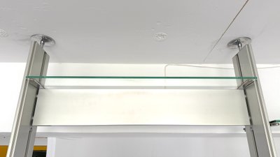 Modulares Regalsystem oder Raumteiler aus Metall und Holzfurnier