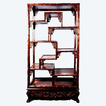 Étagère Chinoise De Présentation En Bois Exotique  Sculpté XX ème