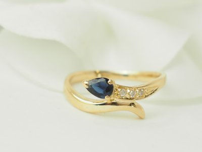 Anello a forma di serpente in oro giallo, zaffiro e diamanti