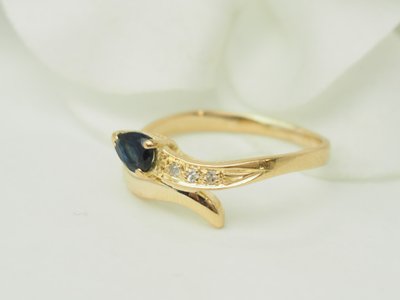 Anello a forma di serpente in oro giallo, zaffiro e diamanti
